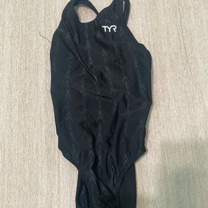 TYR FUSION TECH SUIT SIZE 20